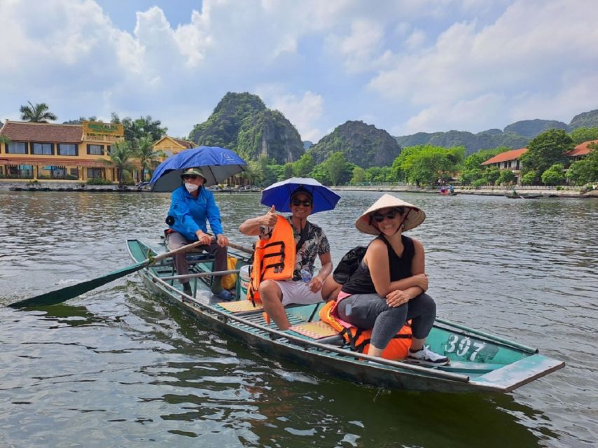 Hanoi: Ninh Binh, Hoa Lu, Tam Coc and Mua Cave Day Trip - Lunch beside the Tam Coc River