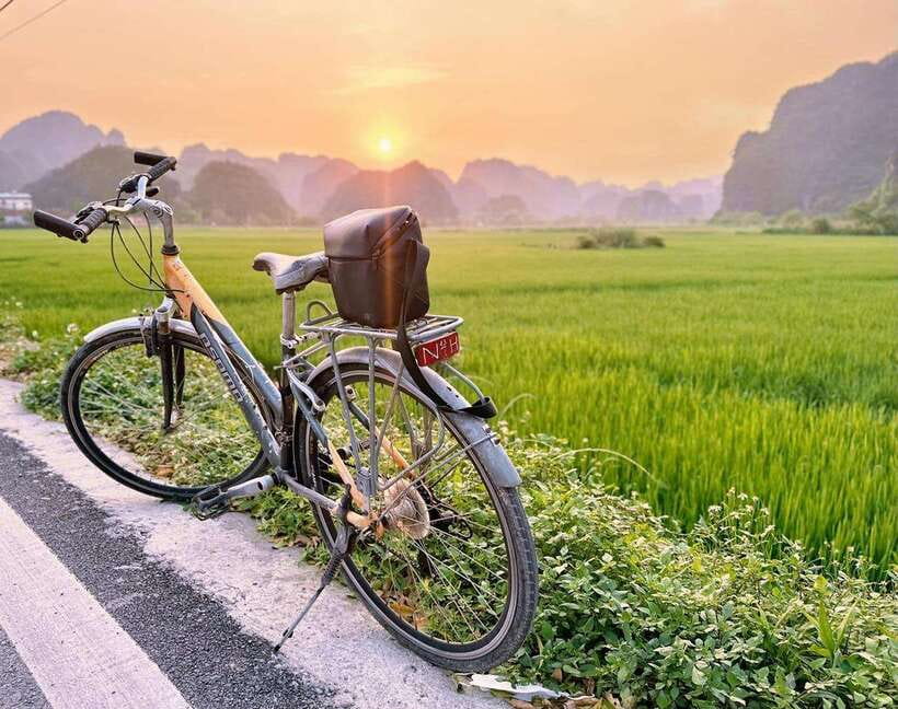 Hanoi: Ninh Binh- Hoa Lu - Trang An - Mua Cave - Best Seller - Trang An by sampan through caves and temples
