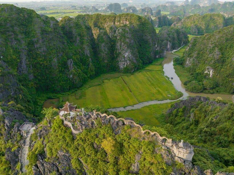 Hanoi: Ninh Binh- Hoa Lu - Trang An - Mua Cave - Best Seller - Mua Cave and the climb to Lying Dragon Mountain
