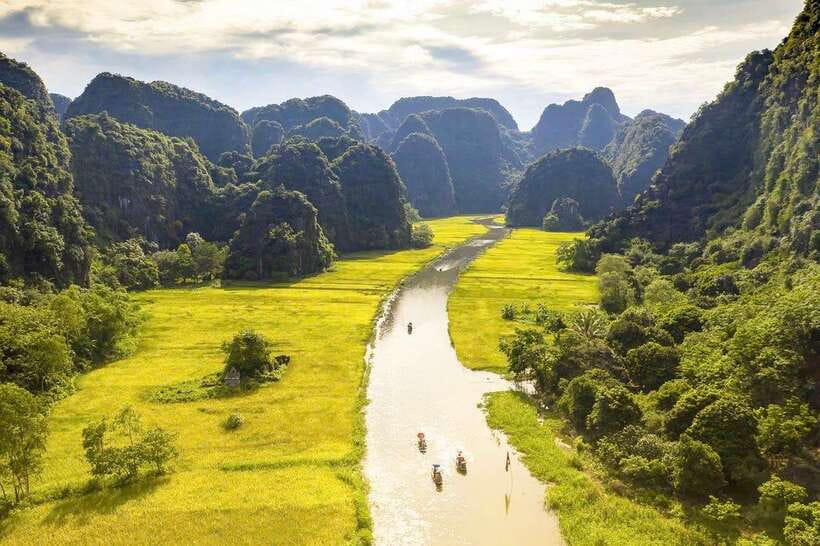 Hanoi: Ninh Binh, Tam Coc, Mua Cave & Hoa Lu with cycling - A 30-dish Vietnamese buffet at midday