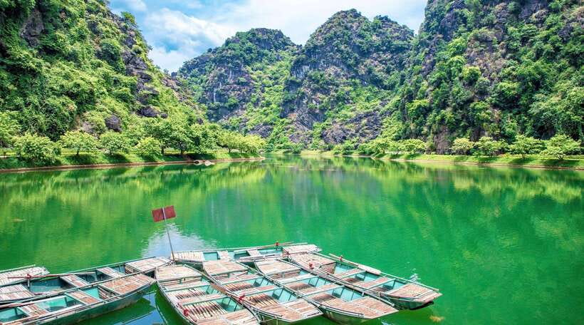 Hanoi: Ninh Binh, Tam Coc, Mua Cave & Hoa Lu with cycling - Hoa Lu and a short ride through the countryside