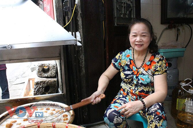 Hanoi Old Quarter Street Food tour with 12 plus tastings - What the guide adds to the experience