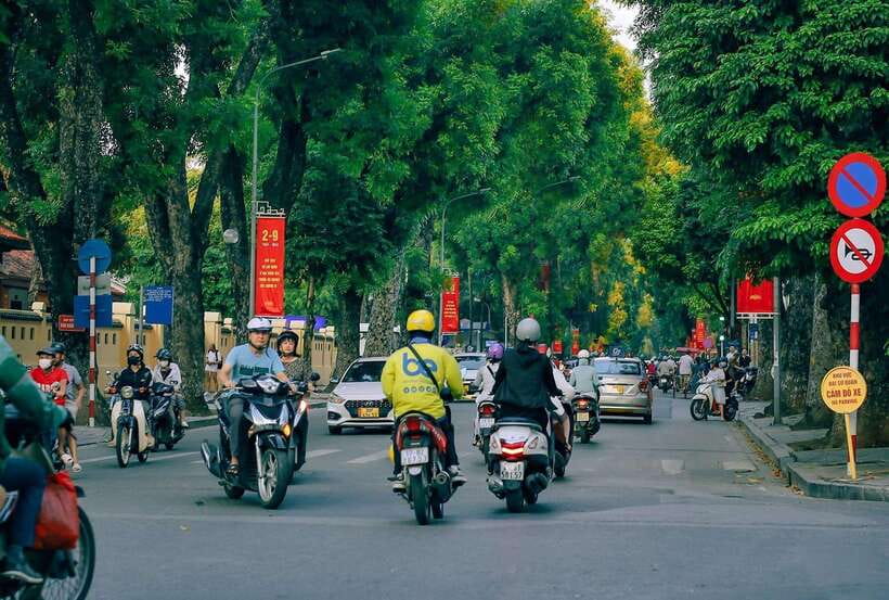 Hanoi: Private Motorbike Tour with Highlight Local Food - Pho Roll, Stir-fried Pho, and the final food stops