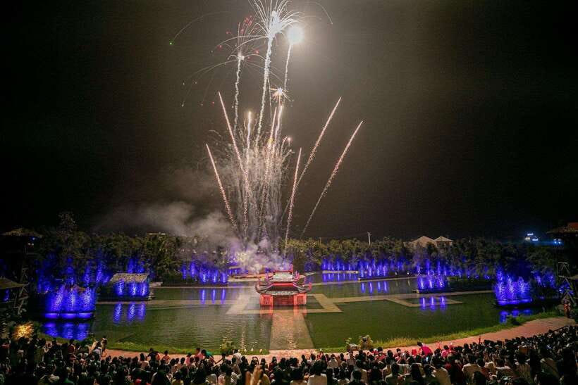 Hanoi: Quintessence of Tonkin Show - A Cultural Spectacle - Act Six: Quan Ho singing brings the night home