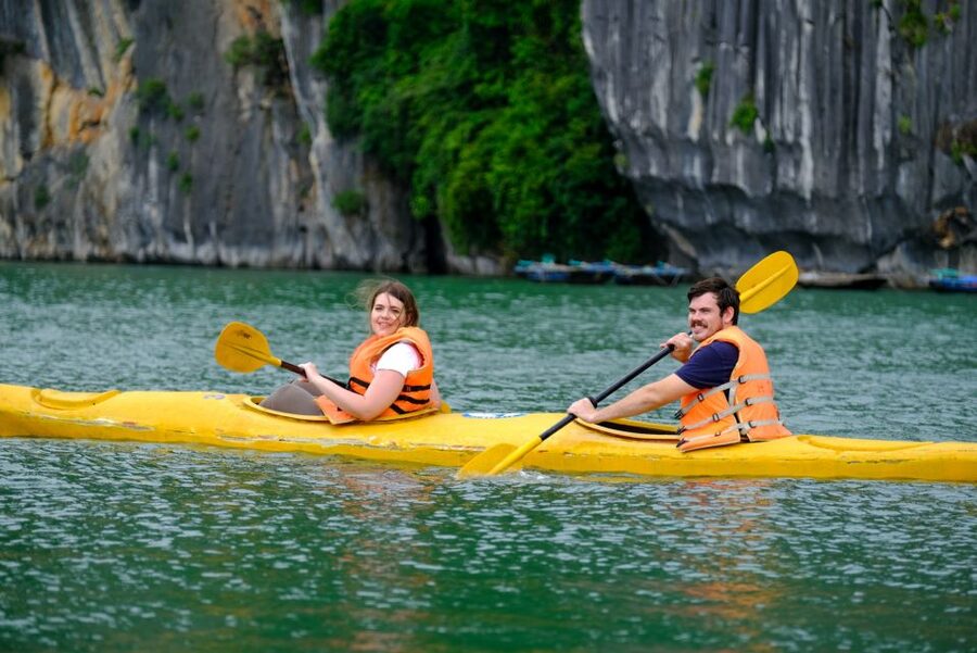 Hanoi: Roundtrip Halong Bay Islands, Caves, Kayaking & Lunch - Who should book this tour
