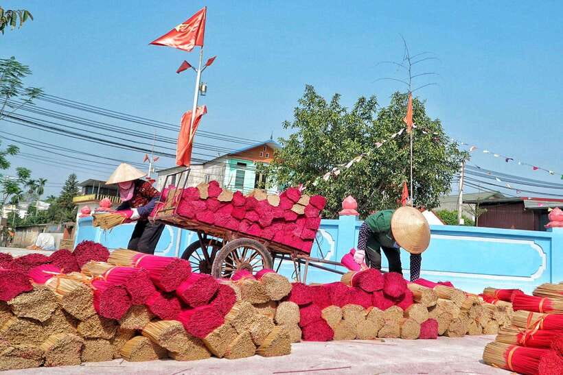 Hanoi's artisan trail:Incense Village,Hat,Lacquer & Train St - Choosing the morning or afternoon version