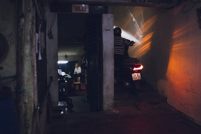 Hanoi Street Photography in a Vintage Community - A four-hour walk through ordinary Hanoi