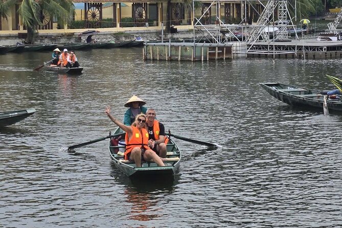 Hanoi to Ninh Binh Day Trip: Mua Cave, Trang An Boat Ride - Lunch - Mua Cave and the climb to the best view