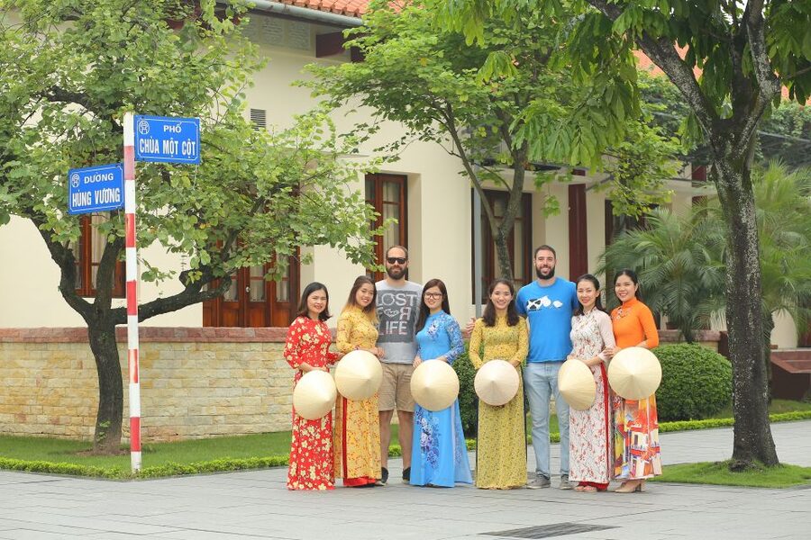 Hanoi: Traditional Ao Dai Dress and Non La Hat Rental - Picking up your outfit on Bat Su Street