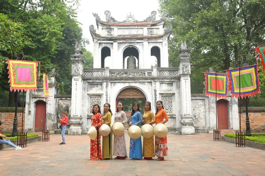 Hanoi: Traditional Ao Dai Dress and Non La Hat Rental - Making your own Hanoi photo route