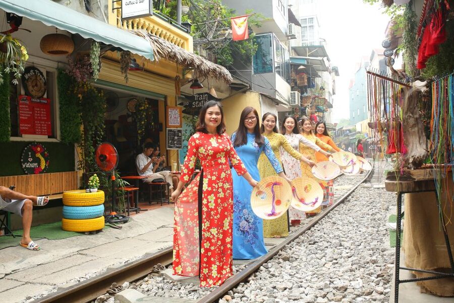 Hanoi: Traditional Ao Dai Dress and Non La Hat Rental - Should you book the Hanoi Ao Dai rental?