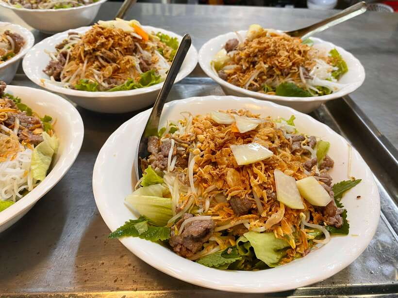 Hanoi: Vietnamese Street Food Tour with Egg Coffee - The Old Quarter between bites