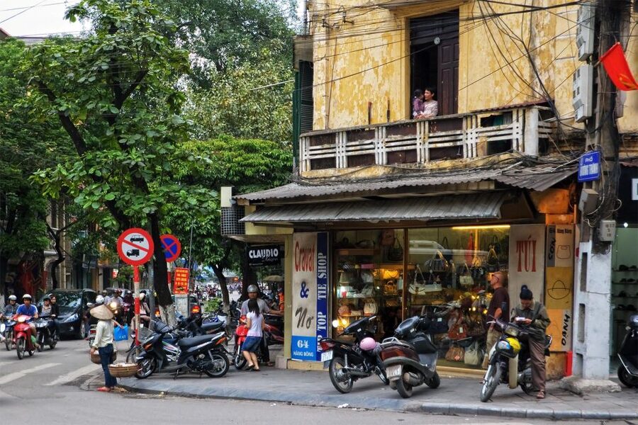 Hanoi: Walking Street Food Tour & Train Street w/Local Guide - Key points to know before booking