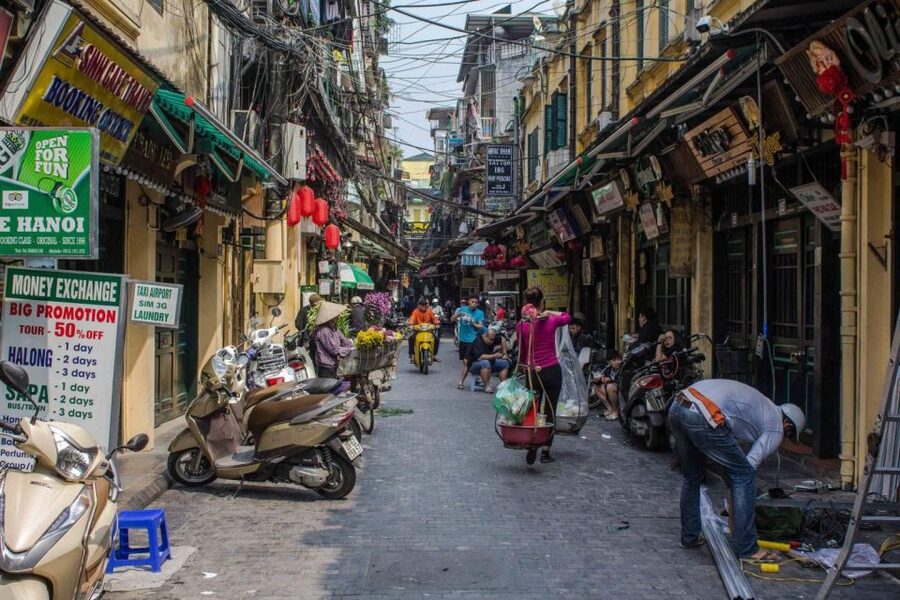 Hanoi: Walking Street Food Tour & Train Street w/Local Guide - What the food stops add to the experience