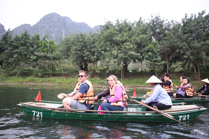 Hidden Ninh Binh Luxury Full Day Group Tour (Tam Coc - Hoa Lu) - Lunch and the local food break