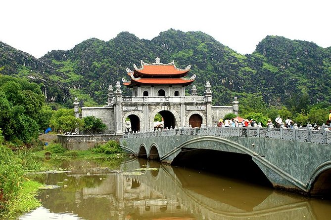 Hoa Lu - Tam Coc 1 Day Tour - The 90-minute sampan ride through Tam Coc