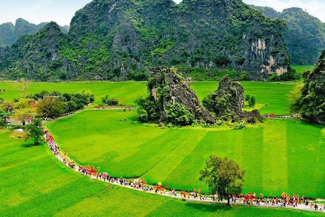 Hoa Lu Tam Coc Full-Day DELUXE Tour Including BUFFET LUNCH & River Boat Ride - Hoa Lu puts the scenery into historical context