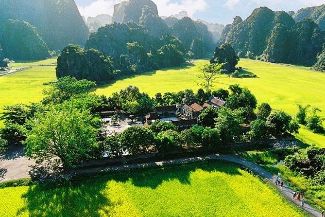 Hoa Lu Tam Coc Full-Day DELUXE Tour Including BUFFET LUNCH & River Boat Ride - Weather can change the entire mood
