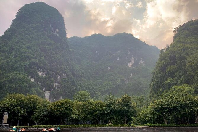 Hoa Lu - Tam Coc - Mua Cave Full Day - LIMOUSINE - The guides and the human side of the day