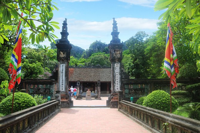 Hoa Lu - Tam Coc - Ninh Binh Day Tour: Biking, Visit Local Family - Meeting a local family over lunch