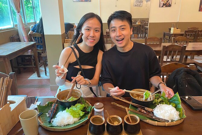 (HOT) Hanoi Guided Street Food and Train Street Tour with Local - What the guide adds to the food