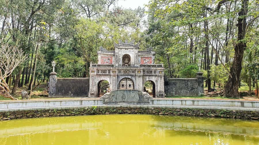Hue: Royal Tombs & Imperial City Tour by Private Car - How this private Hue tour works