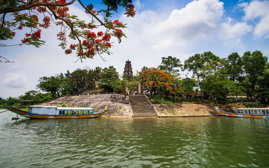 Hue: Royal Tombs & Imperial City Tour by Private Car - Thuy Tien Lake and the abandoned water park