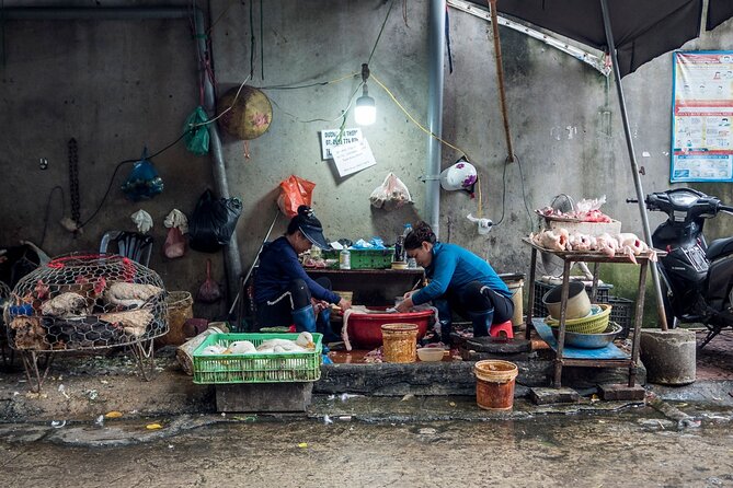 Into the Thieves Market Hanoi Photo Tour - What the guides add