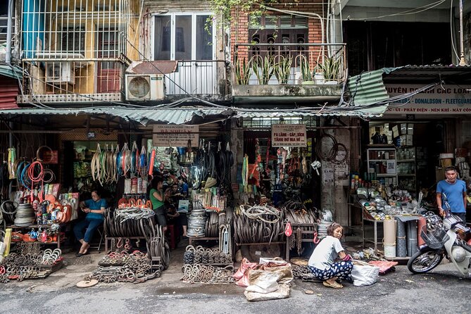 Into the Thieves Market Hanoi Photo Tour - Working with traders and local people