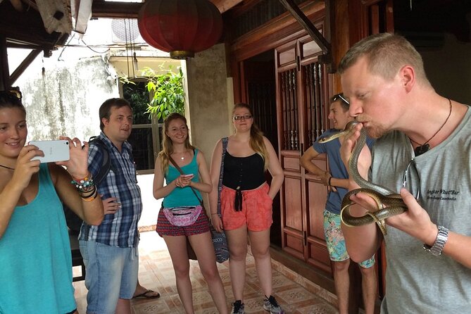 Le Mat Snake Village Tour With Snake Tasting - Meeting the snakes and their handlers