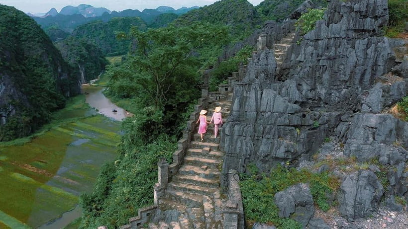 Luxury Limousine Tour: Hoa Lu, Trang An/Tam Coc & Mua Cave - Mua Cave and the 500-step climb