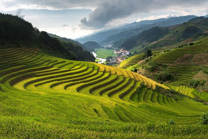 LUXURY SAPA TOUR 2D1N -Stay At 5 Star Hotel-Transfer by sleep bus - Day two: the 5-kilometer walk to Y Linh Ho