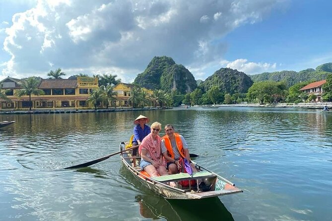 Luxury Small Group Tour in Tam Coc, Mua Cave, Bich Dong Pagoda - Lunch beside the Ngo Dong River