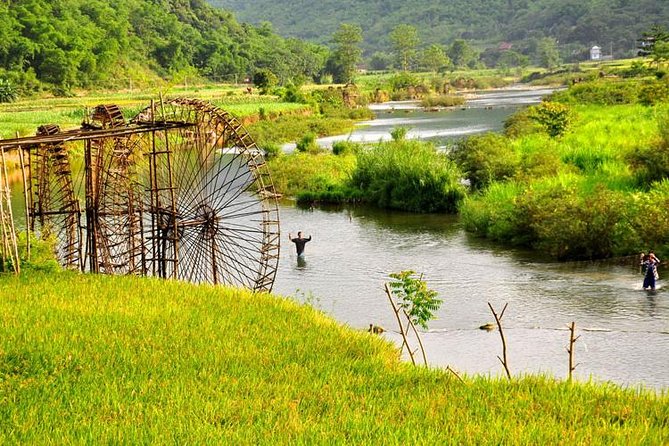 Mai Chau Private Day Tour: Hiking & Biking in Pristine Landscapes - Arriving in Mai Chau and meeting a Thai family
