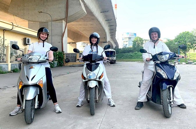 Motorbike Lesson in Hanoi - Moving onto West Lake streets