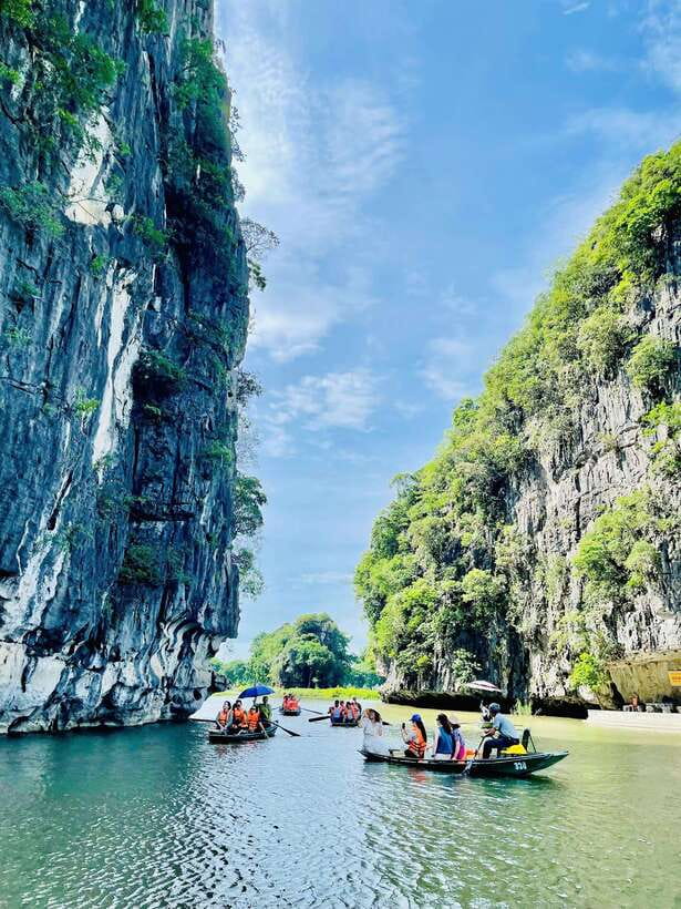 Ninh Binh : Bai Dinh Pagoda, Trang An, and Mua Cave Tour - Lunch at a local restaurant
