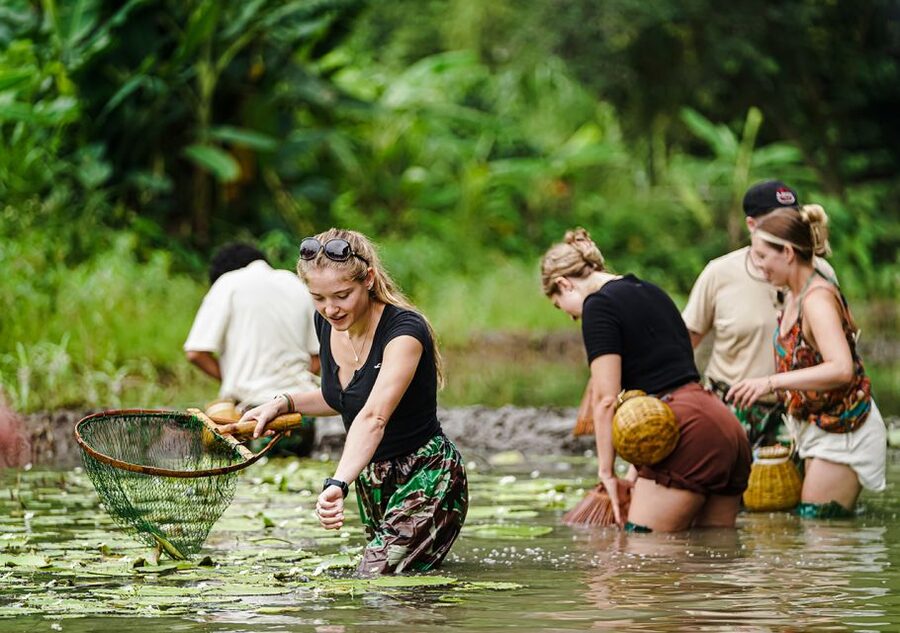 Ninh Binh: Buffalo riding, rice planting group tour - Catching fish with a traditional nơm