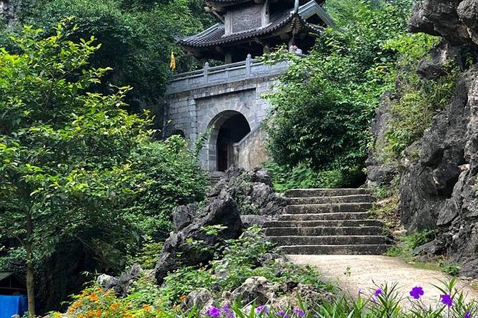 Ninh Binh Daily Tour: Hoa Lu- Am Tien Cave - Tam Coc- Bike - Bich Dong pagoda - Tam Coc by sampan on the Ngo Dong River