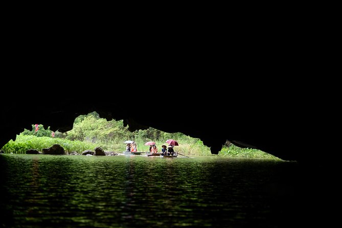 Ninh Binh Daily Tour: Hoa Lu - Tam Coc boat trip and Bike - Who will get the most from this outing