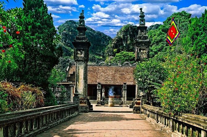 Ninh Binh Day Tour To Visit Hoa Lu -Tam Coc/ Trang An - Mua Cave - Leaving Hanoi in a Fuso limousine