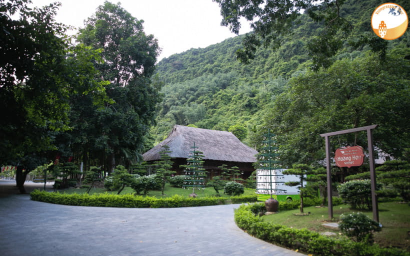 NINH BINH DAY TRIP: HOA LU,MUA CAVES &THUNG NHAM BIRD VALLEY - Buddha Cave and the water inside