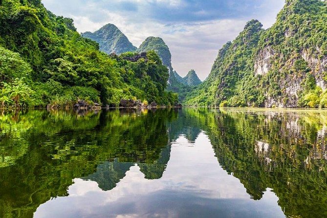 Ninh Binh Full Day Small Group Tour - Trang An by bamboo boat