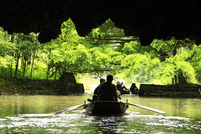 Ninh Binh Full Day Tour to Hoa Lu Tam Coc Mua Cave Buffet Lunch - Mua Cave and the climb up Lying Dragon Mountain
