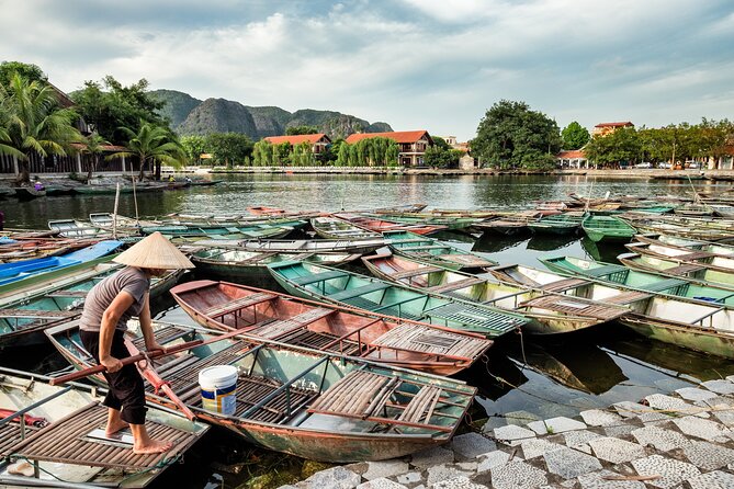 Ninh Binh Group Tour of 11 from Hanoi via Mua Cave Tam Coc Hoa Lu - Vietnamese lunch at midday