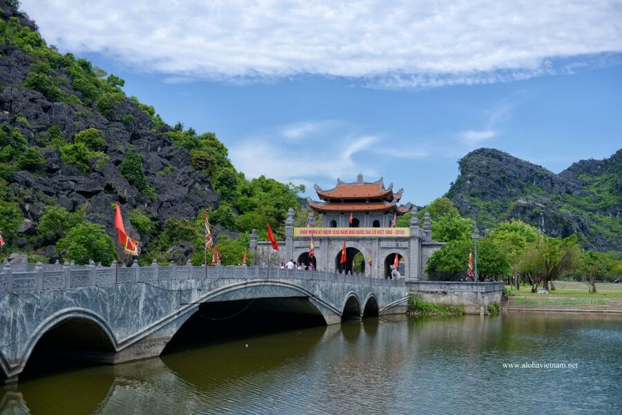 Ninh Binh: Hoa Lu, Mua Cave, and Trang An Tour and Boat Ride - Three hours on the Trang An waterway