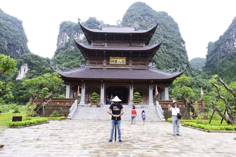 Ninh Binh: Hoa Lu, Mua Cave, and Trang An Tour and Boat Ride - The guide and the pace of the day