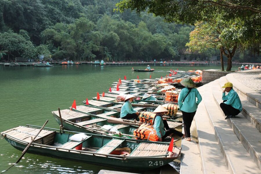 Ninh Binh: Hoa Lu, Trang An and Mua Caves Hiking Day Trip - Who should book this experience