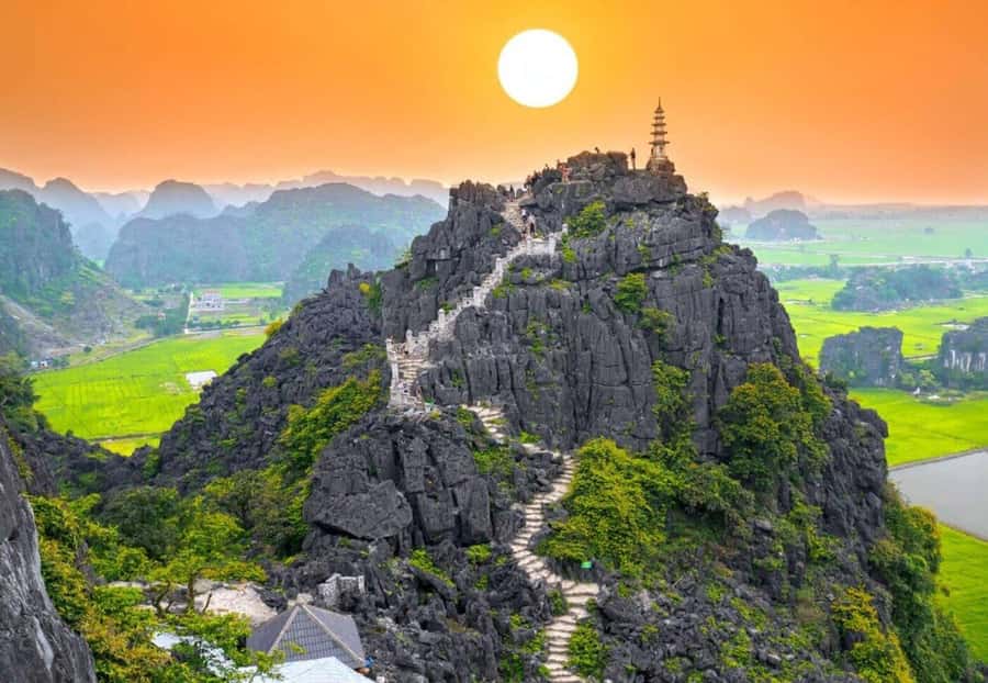 Ninh Binh Jeep Tour: Trang An Boat Ride, Bich Dong, Mua Cave - A 2.5-hour sampan trip through Trang An
