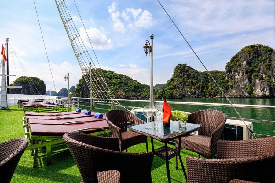 Ninh Binh: Lan Ha Bay 2D 1N cruises- bike tour, kayak, meals - A relaxed evening with squid fishing and karaoke
