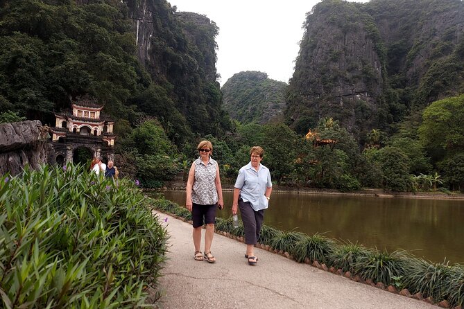Ninh Binh Luxury Day Tour by Limousine- Small Group- All included - Meeting a local family in Ninh Binh